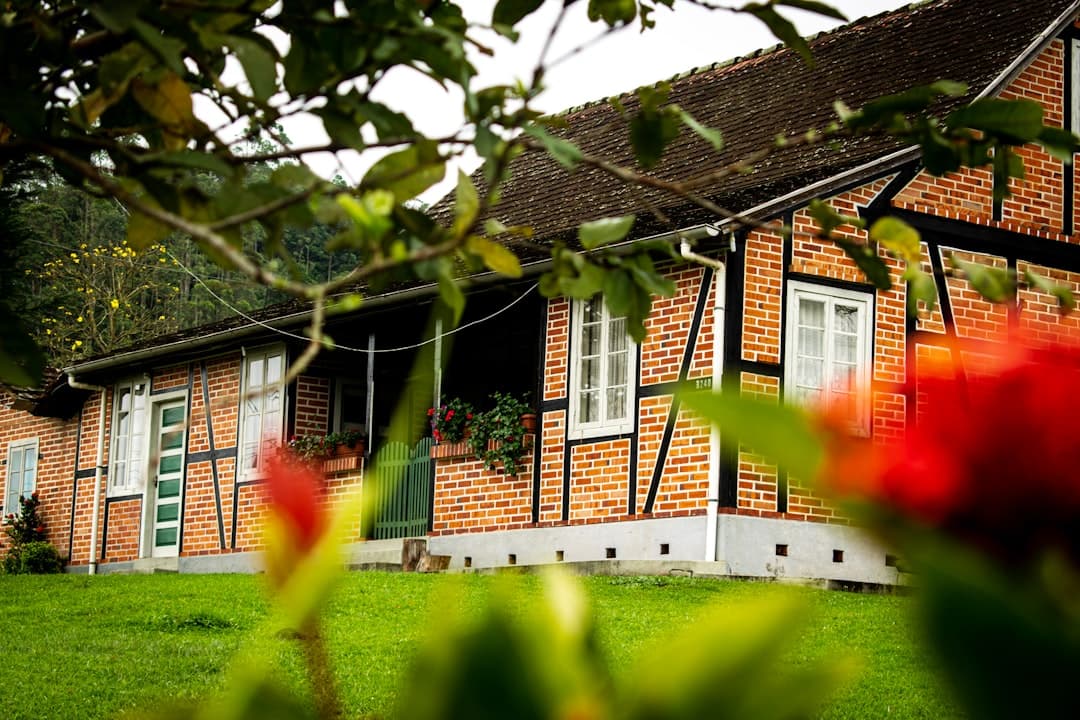 Reglar och takstolar i ett pågående bygge